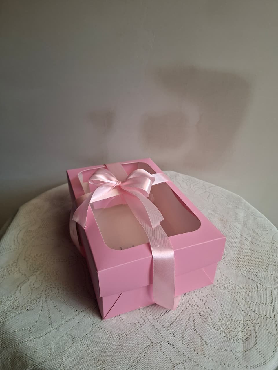 Caja de cartón decorada